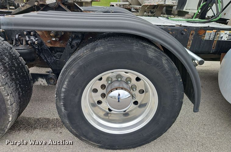 image for item EJ0008 2014 Kenworth T660 semi truck