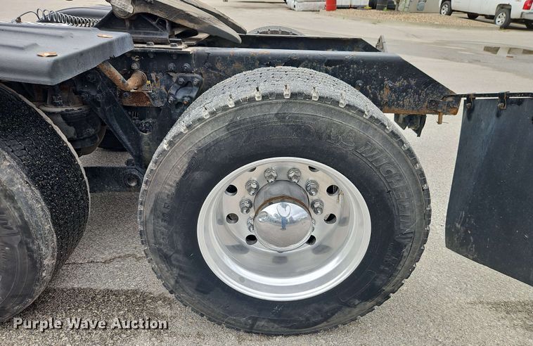 image for item EJ0008 2014 Kenworth T660 semi truck