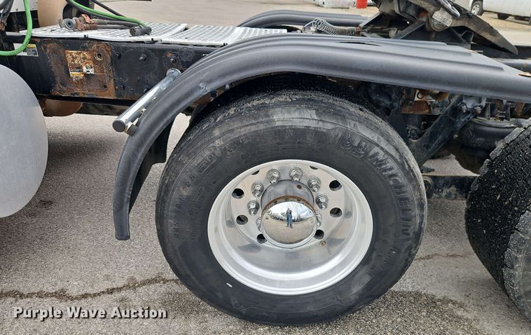 image for item EJ0008 2014 Kenworth T660 semi truck