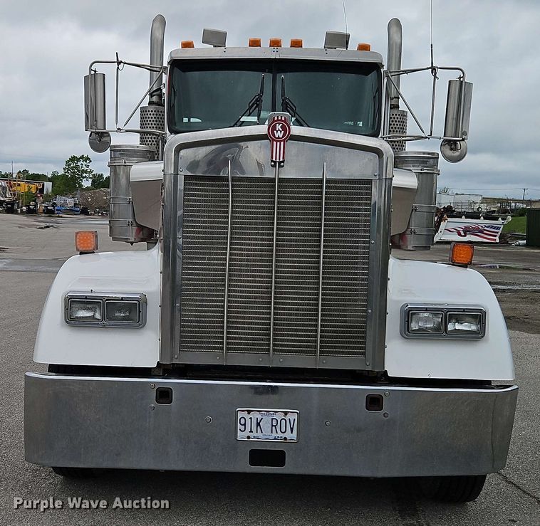 image for item EJ0009 2006 Kenworth W900 semi truck