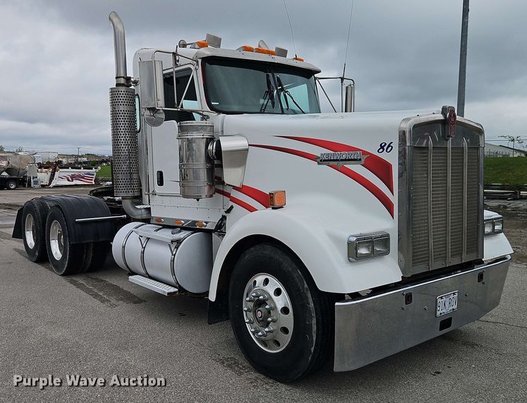 image for item EJ0009 2006 Kenworth W900 semi truck