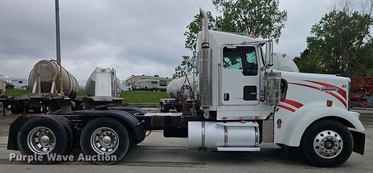 image for item EJ0009 2006 Kenworth W900 semi truck