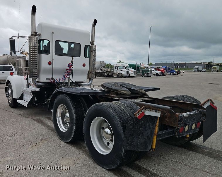 image for item EJ0009 2006 Kenworth W900 semi truck