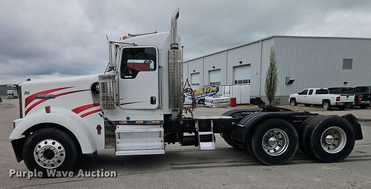 image for item EJ0009 2006 Kenworth W900 semi truck