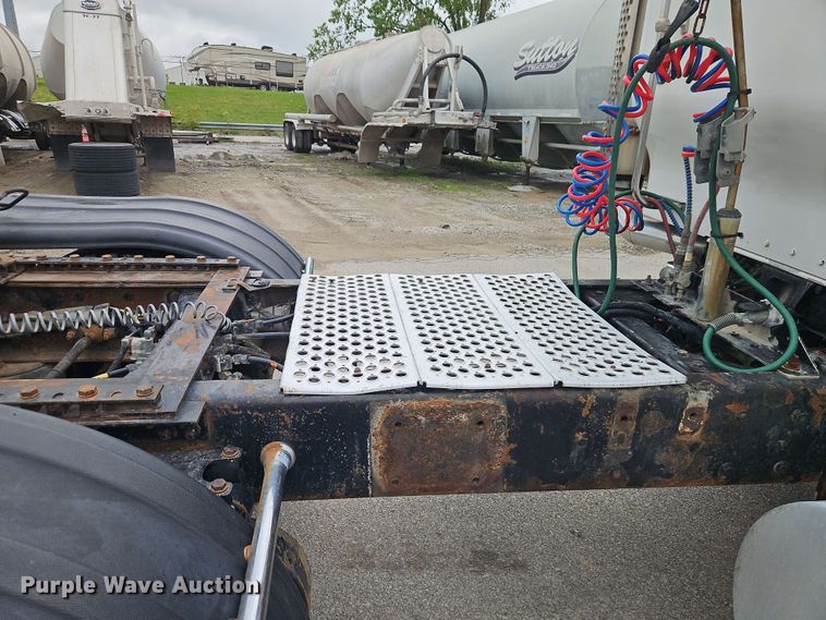 image for item EJ0009 2006 Kenworth W900 semi truck