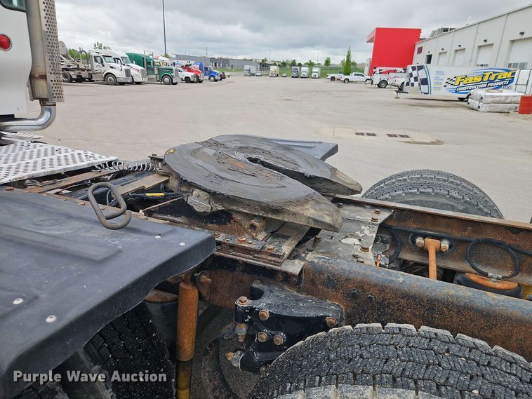 image for item EJ0009 2006 Kenworth W900 semi truck