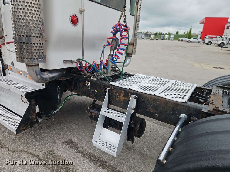 image for item EJ0009 2006 Kenworth W900 semi truck