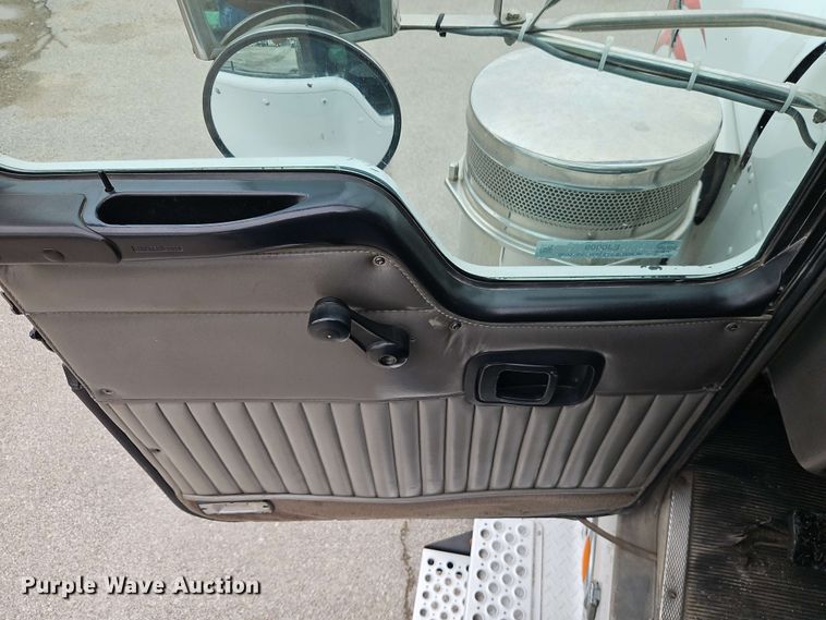 image for item EJ0009 2006 Kenworth W900 semi truck