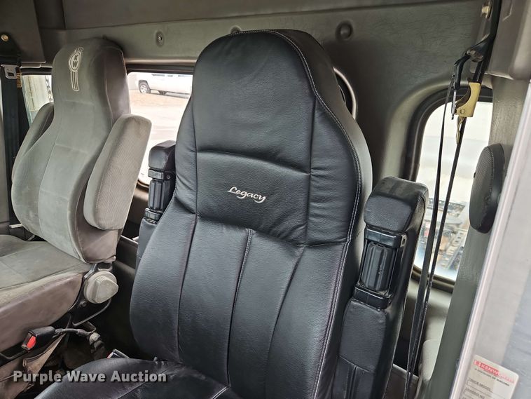 image for item EJ0009 2006 Kenworth W900 semi truck