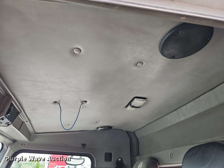 image for item EJ0009 2006 Kenworth W900 semi truck