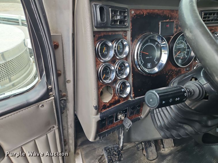 image for item EJ0009 2006 Kenworth W900 semi truck