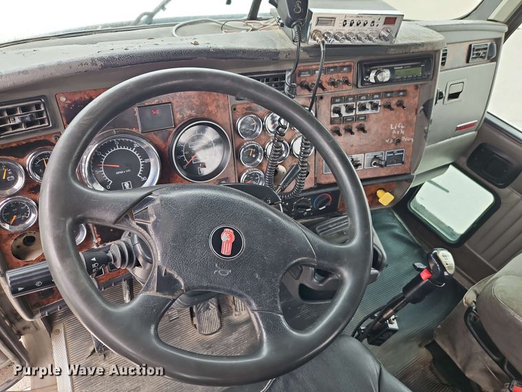 image for item EJ0009 2006 Kenworth W900 semi truck