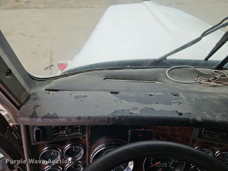 image for item EJ0009 2006 Kenworth W900 semi truck