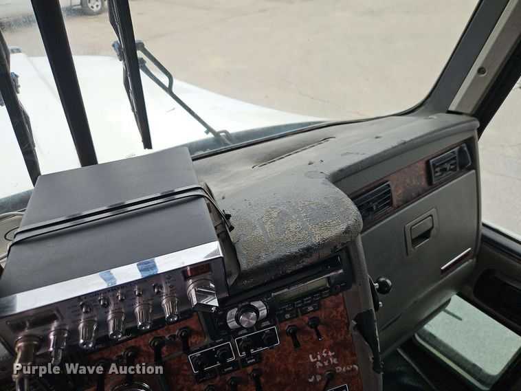 image for item EJ0009 2006 Kenworth W900 semi truck