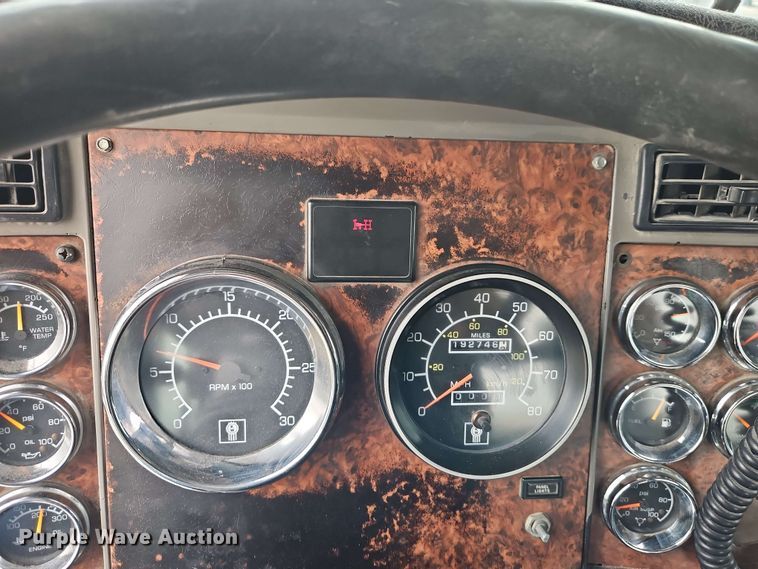 image for item EJ0009 2006 Kenworth W900 semi truck