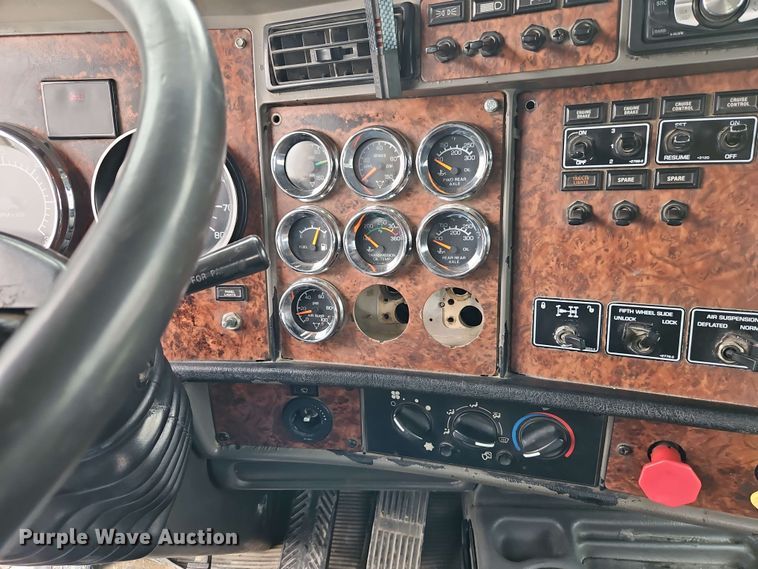 image for item EJ0009 2006 Kenworth W900 semi truck