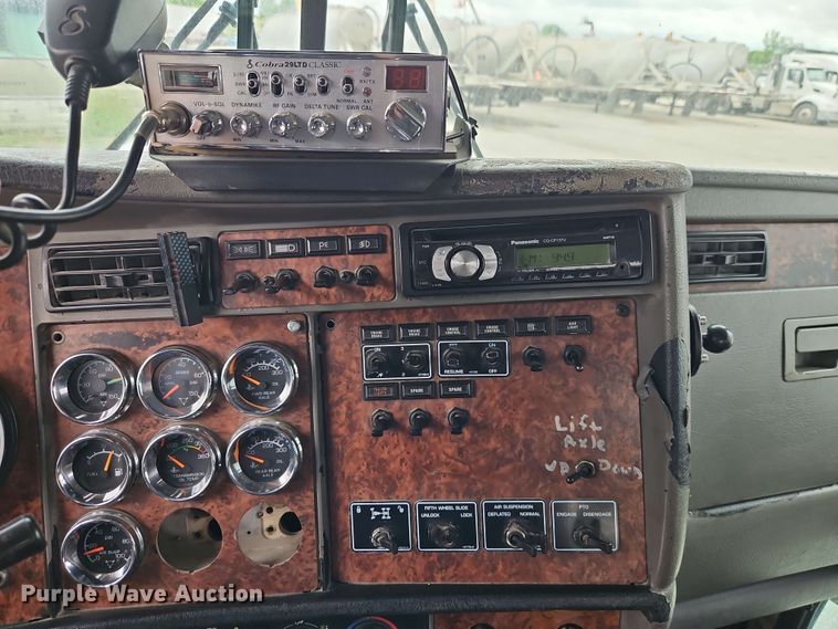 image for item EJ0009 2006 Kenworth W900 semi truck