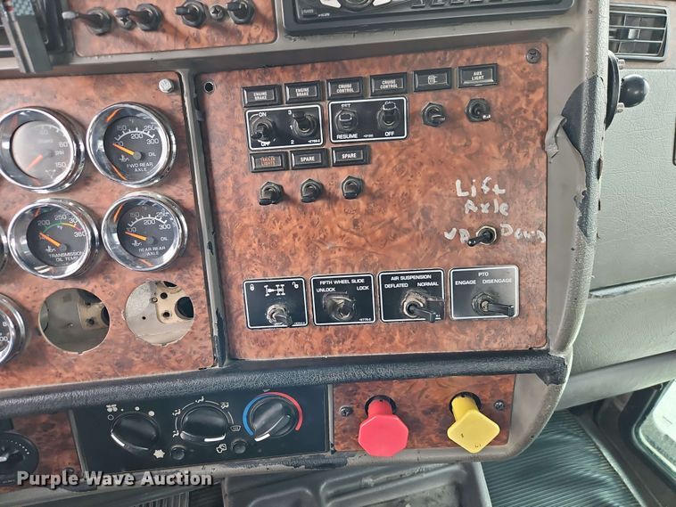 image for item EJ0009 2006 Kenworth W900 semi truck