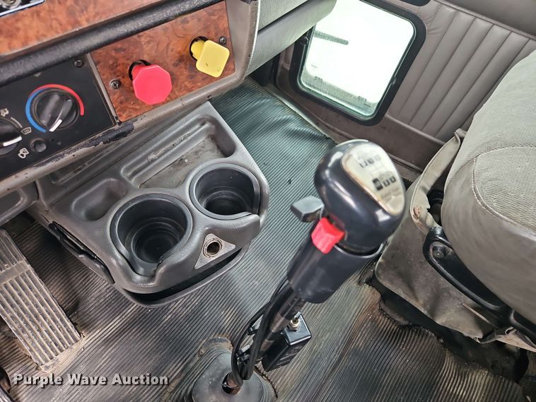 image for item EJ0009 2006 Kenworth W900 semi truck