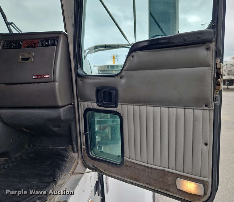 image for item EJ0009 2006 Kenworth W900 semi truck