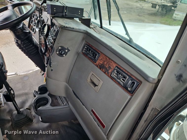 image for item EJ0009 2006 Kenworth W900 semi truck