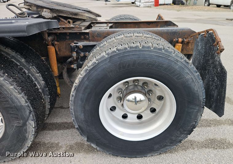 image for item EJ0009 2006 Kenworth W900 semi truck