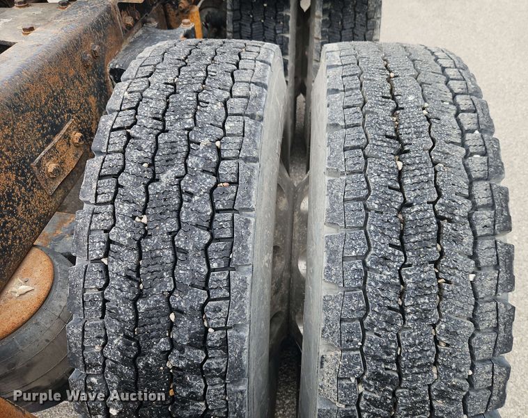 image for item EJ0009 2006 Kenworth W900 semi truck