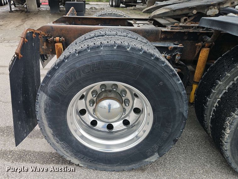 image for item EJ0009 2006 Kenworth W900 semi truck