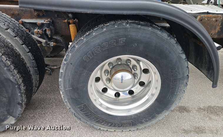 image for item EJ0009 2006 Kenworth W900 semi truck