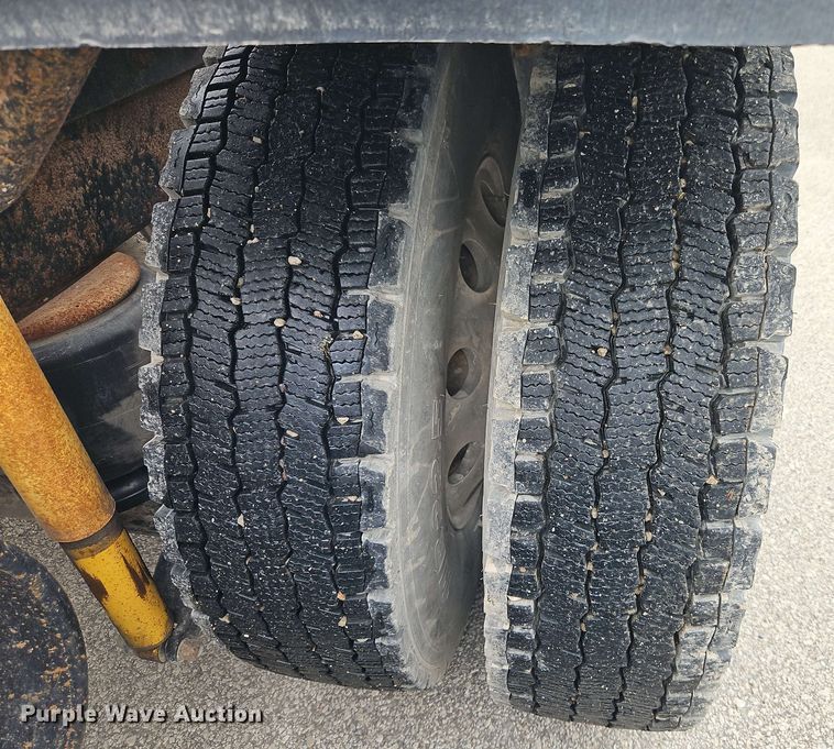 image for item EJ0009 2006 Kenworth W900 semi truck