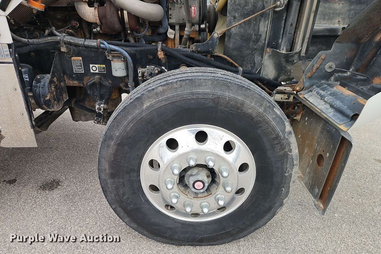 image for item EJ0009 2006 Kenworth W900 semi truck