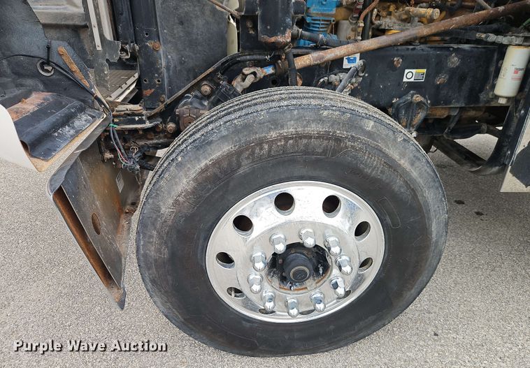 image for item EJ0009 2006 Kenworth W900 semi truck