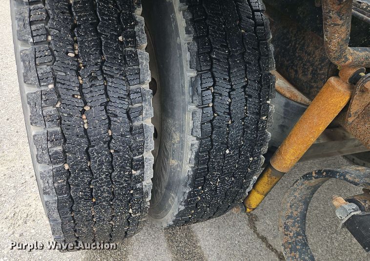 image for item EJ0009 2006 Kenworth W900 semi truck