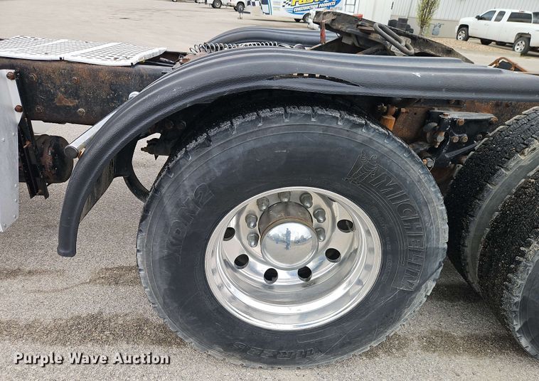 image for item EJ0009 2006 Kenworth W900 semi truck