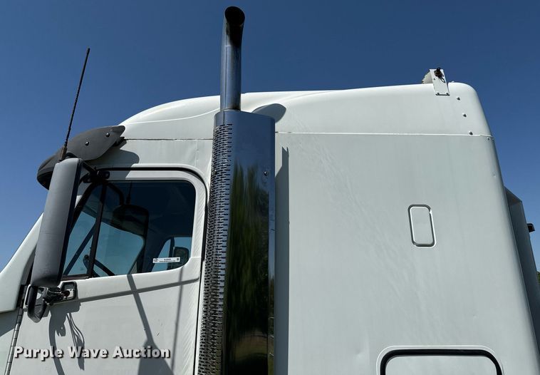 image for item EJ3638 2005 Freightliner Century Class semi truck