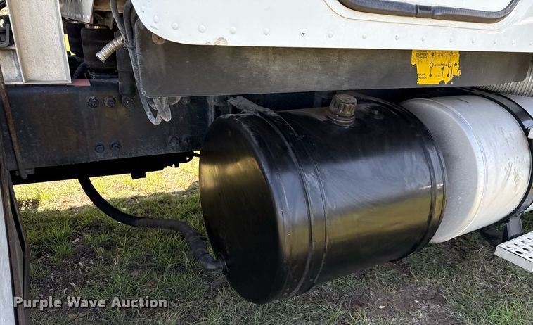 image for item EJ3638 2005 Freightliner Century Class semi truck