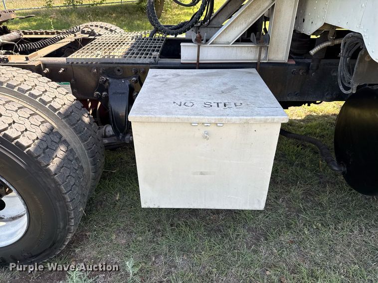 image for item EJ3638 2005 Freightliner Century Class semi truck