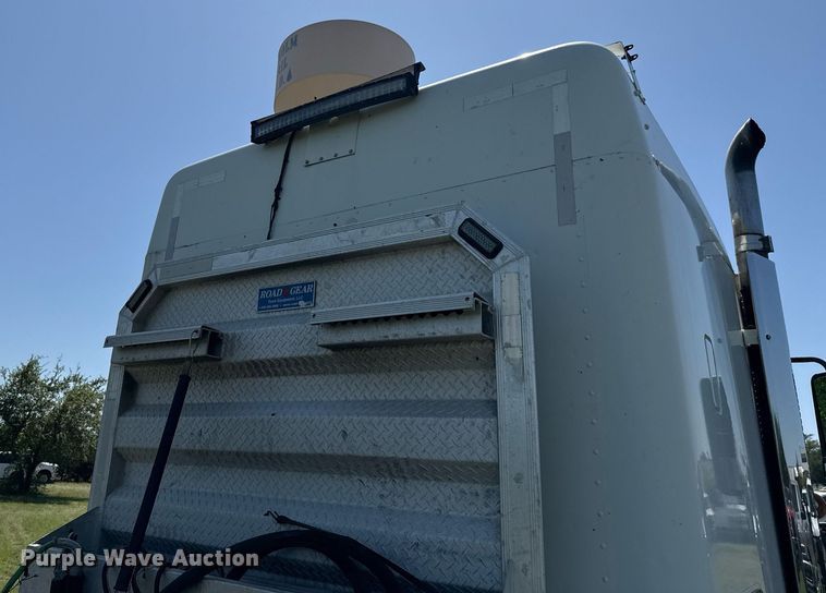 image for item EJ3638 2005 Freightliner Century Class semi truck