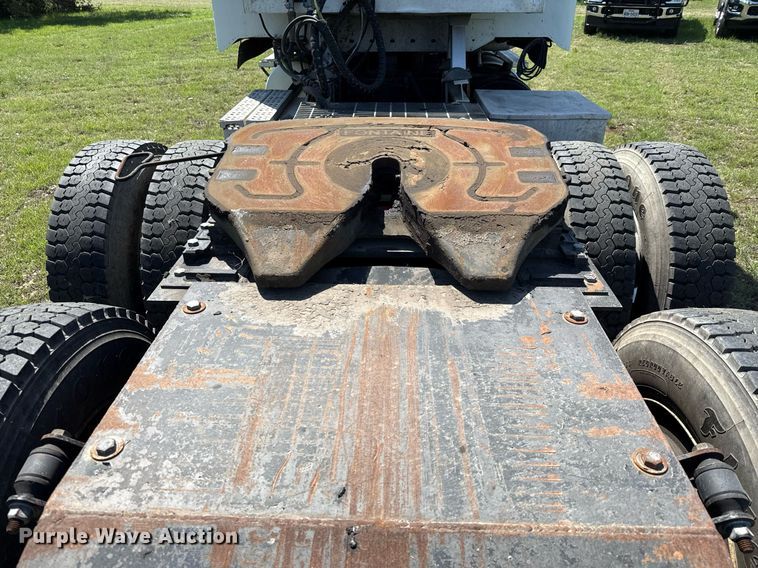 image for item EJ3638 2005 Freightliner Century Class semi truck