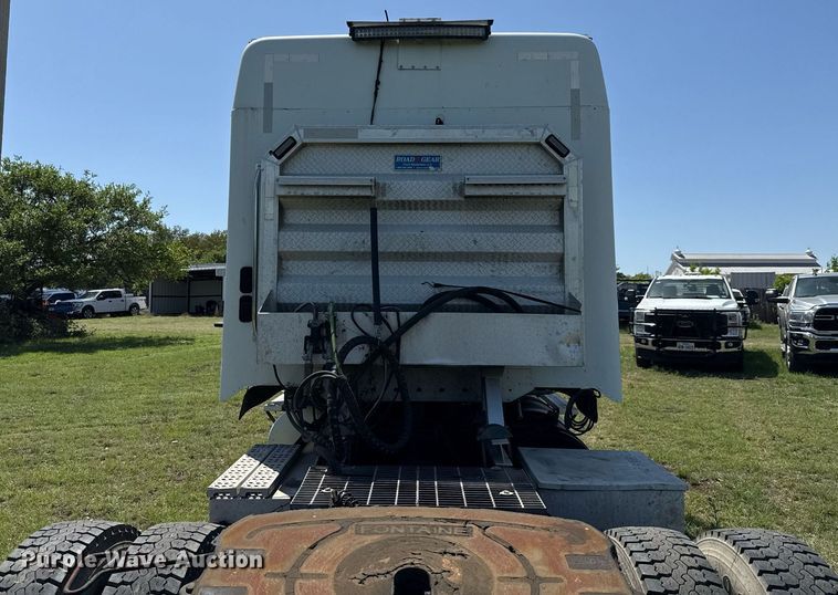 image for item EJ3638 2005 Freightliner Century Class semi truck