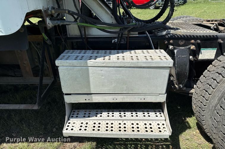 image for item EJ3638 2005 Freightliner Century Class semi truck