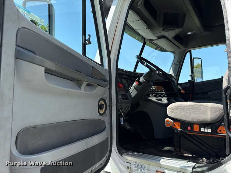 image for item EJ3638 2005 Freightliner Century Class semi truck