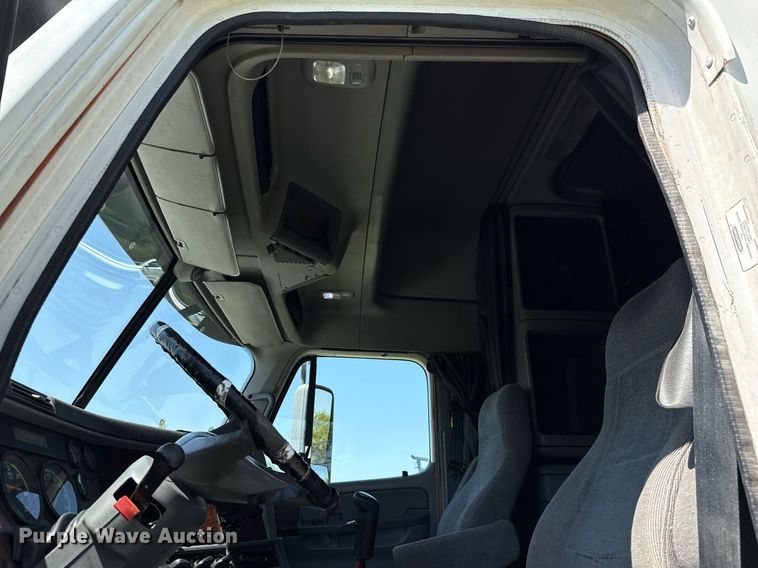 image for item EJ3638 2005 Freightliner Century Class semi truck