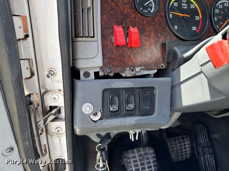 image for item EJ3638 2005 Freightliner Century Class semi truck