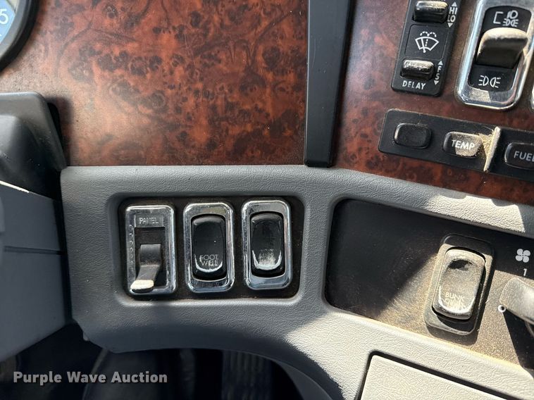 image for item EJ3638 2005 Freightliner Century Class semi truck