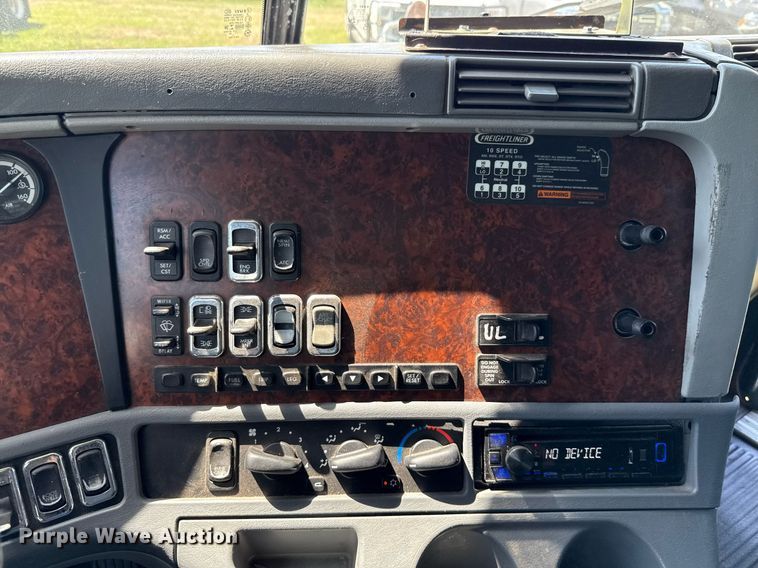 image for item EJ3638 2005 Freightliner Century Class semi truck