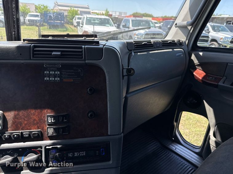 image for item EJ3638 2005 Freightliner Century Class semi truck