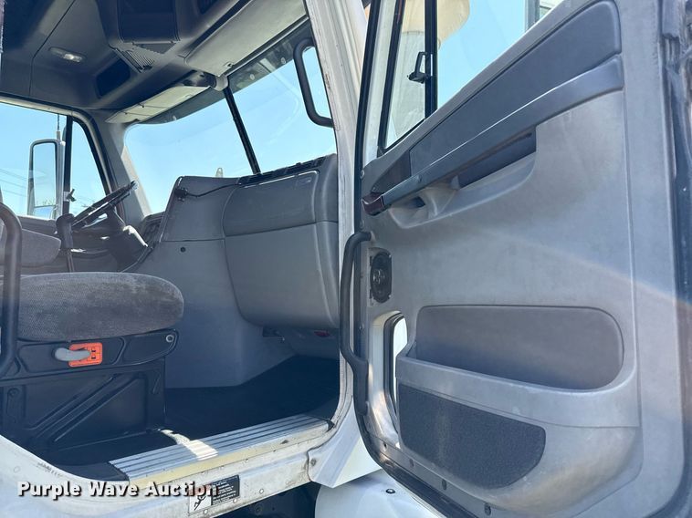 image for item EJ3638 2005 Freightliner Century Class semi truck