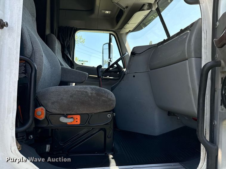 image for item EJ3638 2005 Freightliner Century Class semi truck