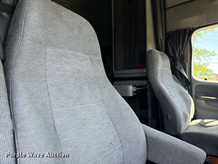 image for item EJ3638 2005 Freightliner Century Class semi truck